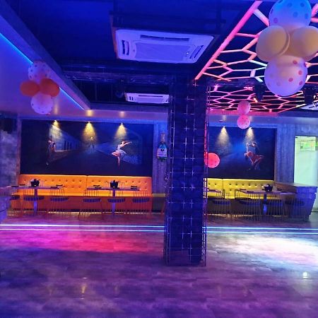 Virat Ambe Sports Club Hotel Ulhāsnagar Екстериор снимка